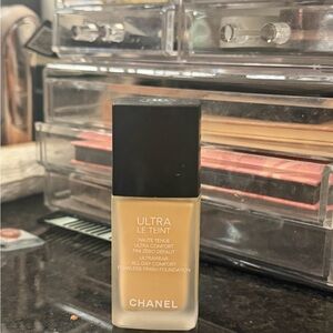 CHANEL Ultra Le Teint Foundation - Light Tan